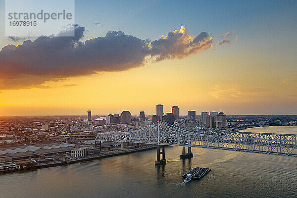 Ein Schiff ist unter der New Orleans Brücke am Abend von oben