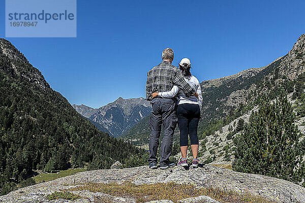 Touristisches Paar mittleren Alters  das sich auf die Landschaft freut  Bergpyrenäen in Spanien