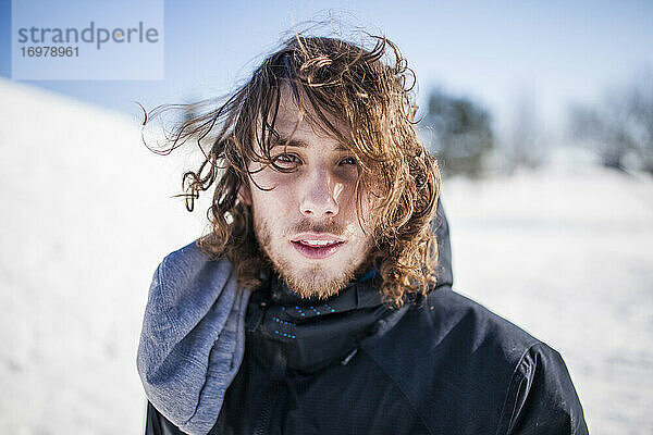 Junge Snowboarderin im Freien an einem kalten Wintertag