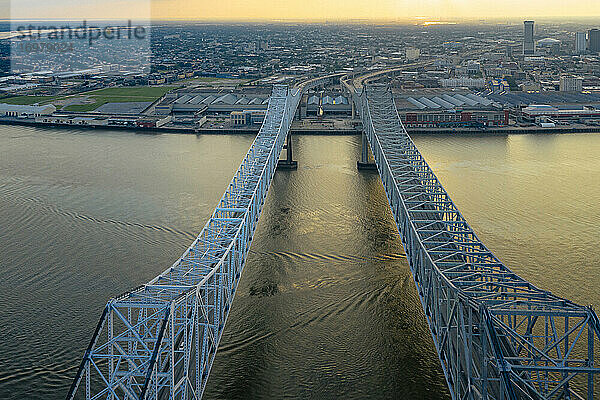 New Orleans Brücke am Abend von oben