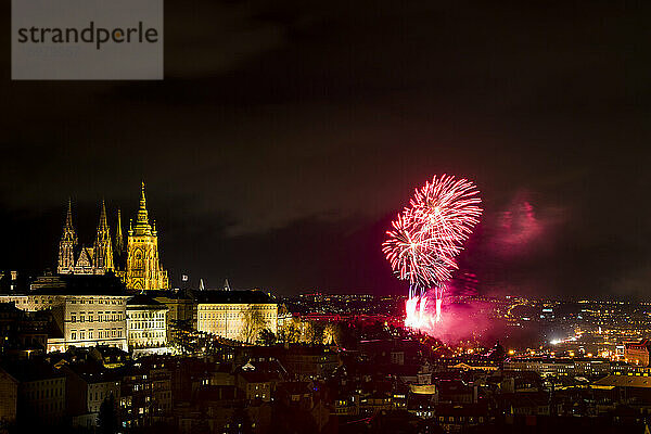 Prager Burg mit Feuerwerk während der nächtlichen Neujahrsfeier  Prag  Tschechische Republik