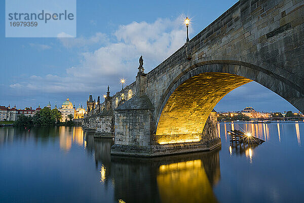 Beleuchtete Karlsbrücke mit Spiegelungen bei Nacht  Prag  Böhmen  Tschechische Republik