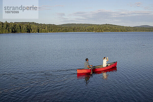 Erhöhte Ansicht von Paar Paddeln roten Kanu auf friedlichen See in Maine