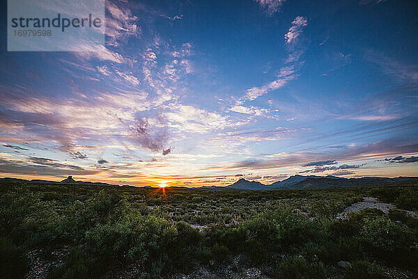 Ein farbenprächtiger Sonnenuntergang über der Wüste im Big Bend National Park  Texas