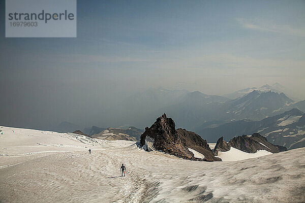 Zwei Bergsteiger steigen vom Glacier Peak in Washington ab.