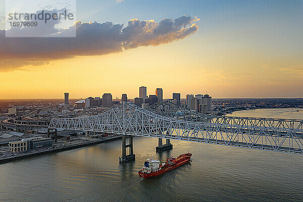 Ein Schiff ist unter der New Orleans Brücke am Abend von oben