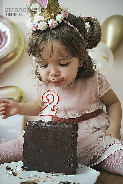 Ein 2-jähriges Mädchen feiert ihren Geburtstag