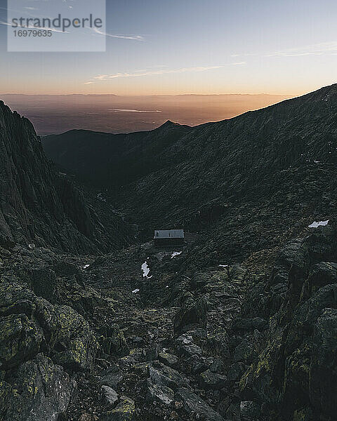 Kleine Berghütte im Schatten gegen den bunten Himmel bei Sonnenuntergang in Gredos  Avila  Spanien