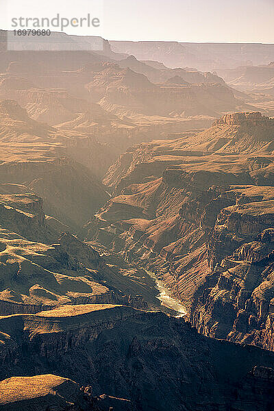 Idyllische Aufnahme des Grand Canyon und des Colorado River an einem sonnigen Tag  Lipan Point  Grand Canyon National Park  Arizona  USA