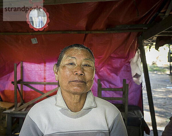Porträt einer Straßenmarktverkäuferin  Hsipaw  Gemeinde Hsipaw