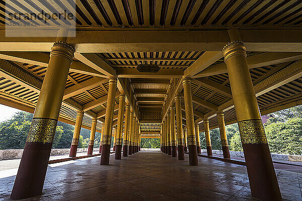 Säulen unter dem Tempel im Mandalay-Palast  Mandalay  Mandalay