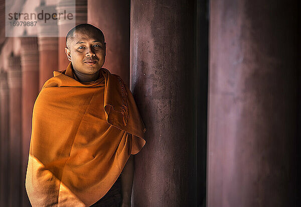 Porträt eines buddhistischen Mönchs in orangefarbenem Gewand  Mandalay  Myanmar