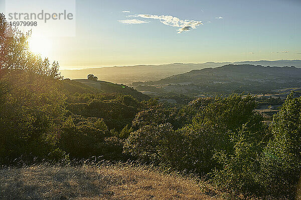 Sonnenuntergang über den sanften Hügeln der Bay Area in Kalifornien