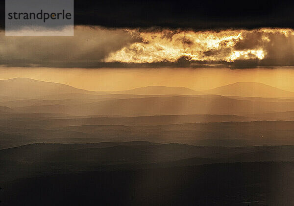 Sonnenuntergang über den Ozark Mountains im Westen von Arkansas vom Mount Magazine aus