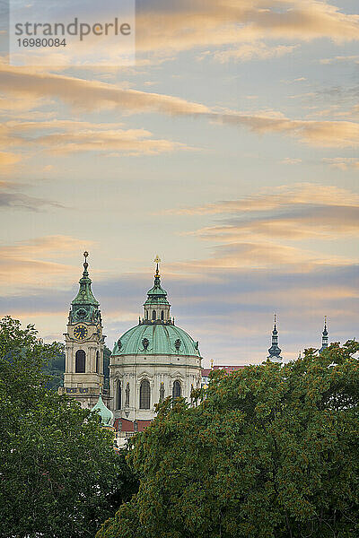 Türme der St.-Nikolaus-Kirche auf der Kleinseite gegen den Himmel bei Sonnenuntergang  Prag  Tschechische Republik