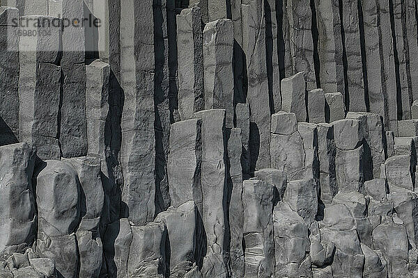 Basaltsäulen am Strand von Reynisfjara im Süden von Island