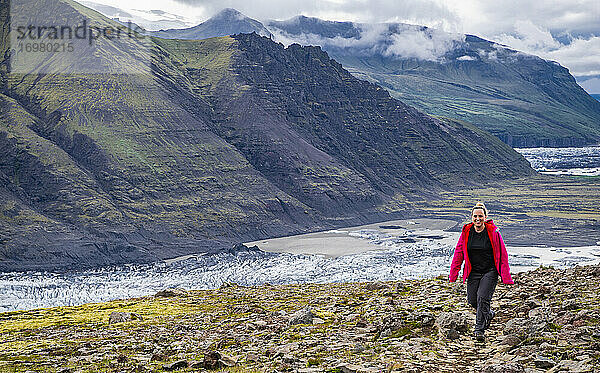 Frau beim Wandern im Skaftafell-Nationalpark in Südisland