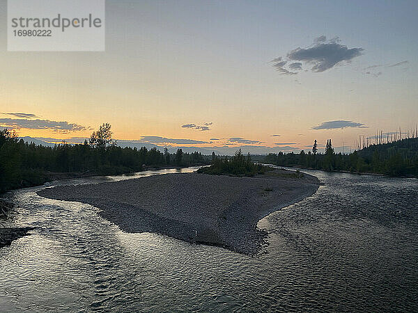Der North Fork of the Flathead River in Montana in der Abenddämmerung.