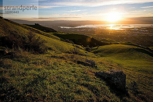 Sonnenuntergang über der Bucht von San Francisco vom Mission Peak Reserve aus