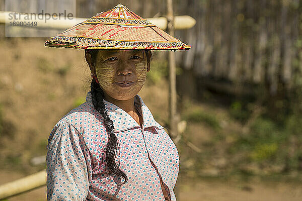 Porträt einer jungen Frau mit Blick in die Kamera in einem kleinen Dorf in der Nähe von
