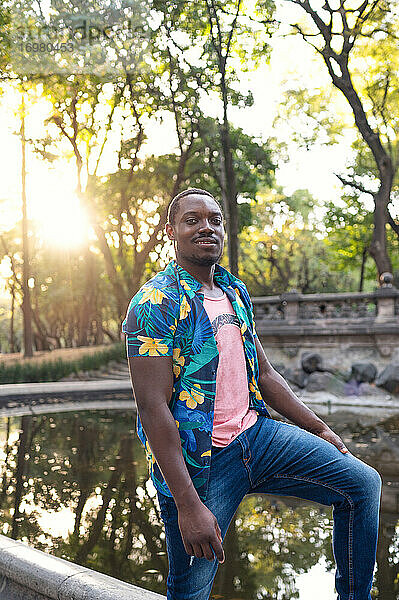 Ein junger schwarzer Mann im Park. Outdoor-Porträt eines Reisenden.
