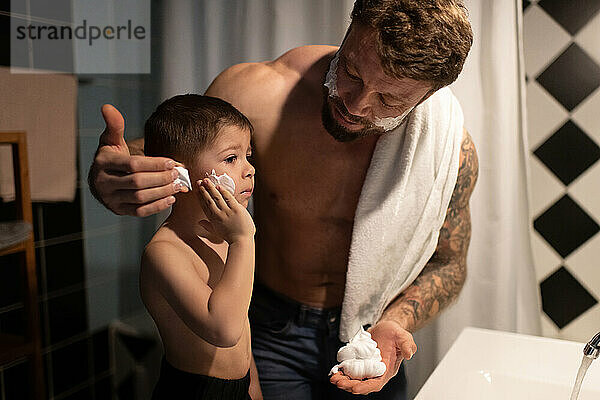Bärtiger Vater lehrt seinen Sohn  sich zu rasieren