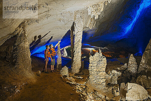 Paar erkundet Kong Lo-Höhle in Laos