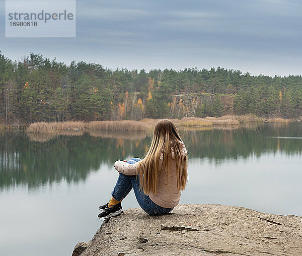 schöne Frau mit Blick auf den See