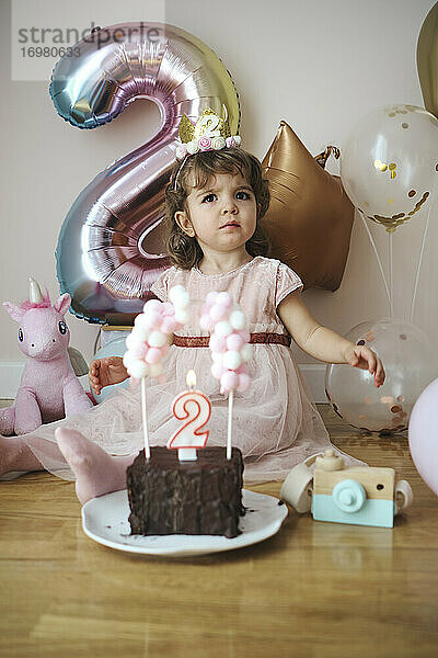 Ein 2-jähriges Mädchen feiert ihren Geburtstag