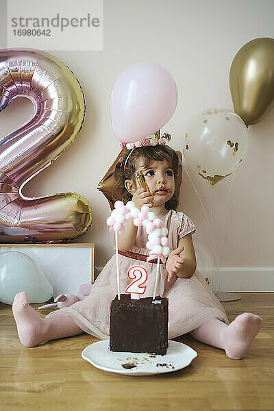 Ein 2-jähriges Mädchen feiert ihren Geburtstag