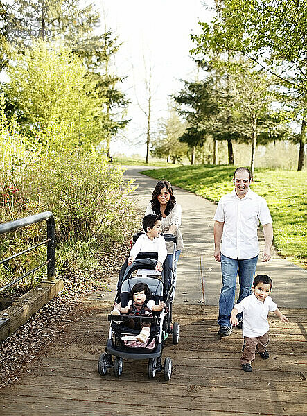 Familie geht über die Parkbrücke