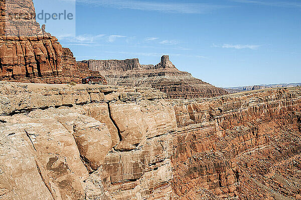 roter Pickup-Truck am Rande einer massiven Klippe in der Wüste  Moab Utah