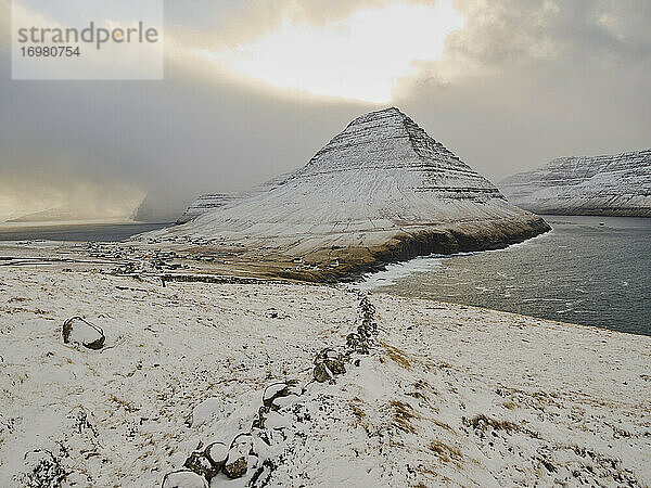 Der Berg Malinsfjall bei Vidareidi auf den Färöern