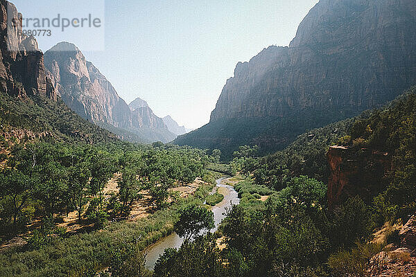 Zion Canyon und der Virgin River an einem sonnigen Nachmittag im Herbst