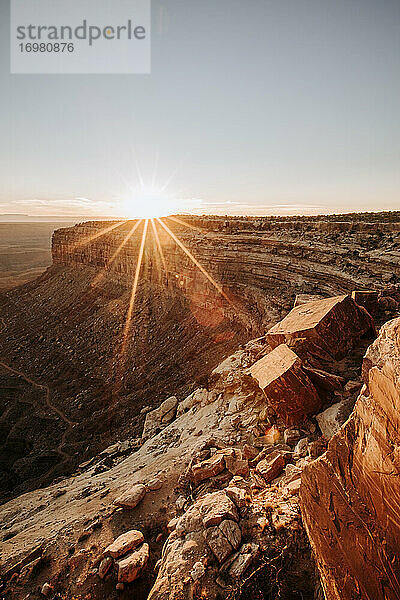 Sonnenuntergang von einer Mesa in der Wüste von Süd-Utah bei Mexican Hat