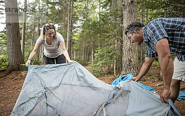 Mehrrassiges Paar schlägt Zelt im Wald auf dem Appalachian Trail  Maine  auf