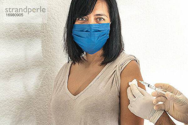 Coronavirus-Impfstoff  Frau erhält Impfstoff während Coronavirus-Pandemie.