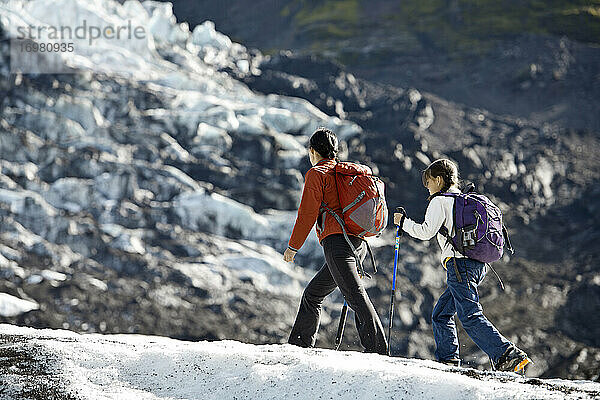 Mutter und Tochter wandern auf dem Vatnajokull-Gletscher in Island