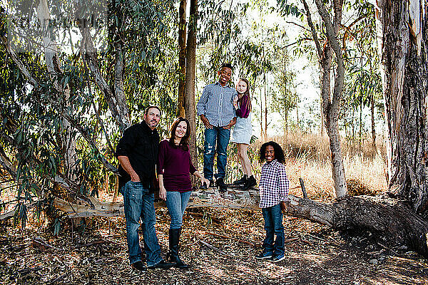Fünfköpfige Familie posiert für die Kamera im Park in Chula Vista