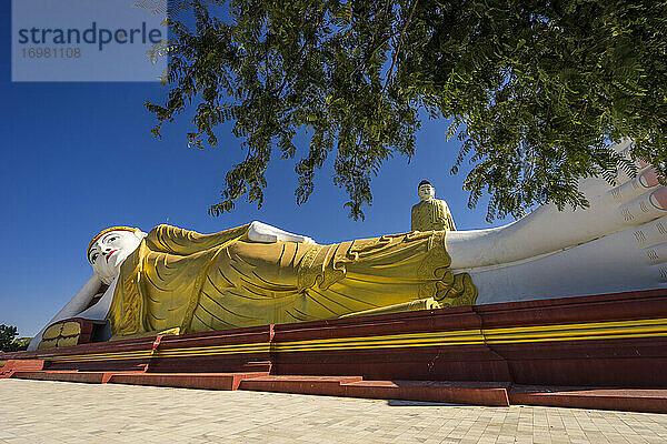 Liegender Buddha und Maha Bodhi Ta Htaung Stehender Buddha  Monyw