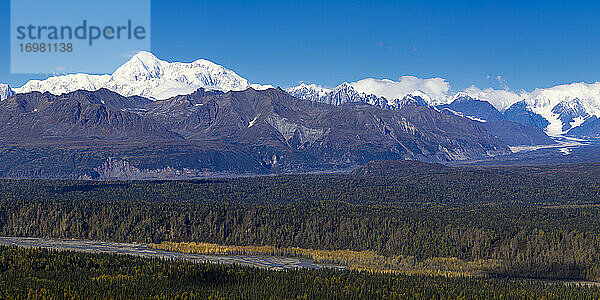 Alaska Range und Mt. Denali vom K'esugi Ridge Trail aus gesehen  Denali State Park  Matanuska-Susitna Borough  Southcentral Alaska  Alaska  USA