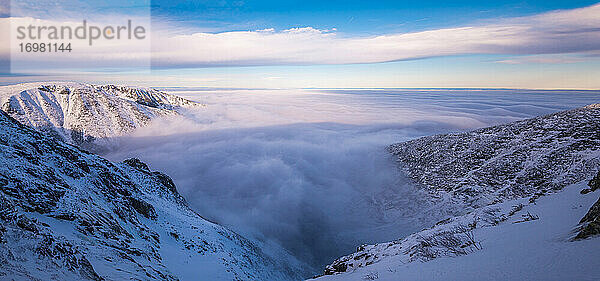 Berge  die bei Sonnenuntergang am Mt. Katahdin aus einer Wolkeninversion herausragen