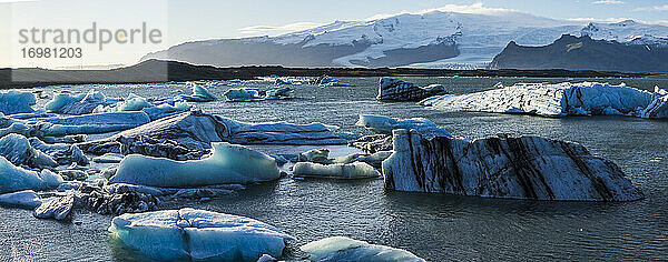 Jokulsarlon-Eisgletscher im Wasser