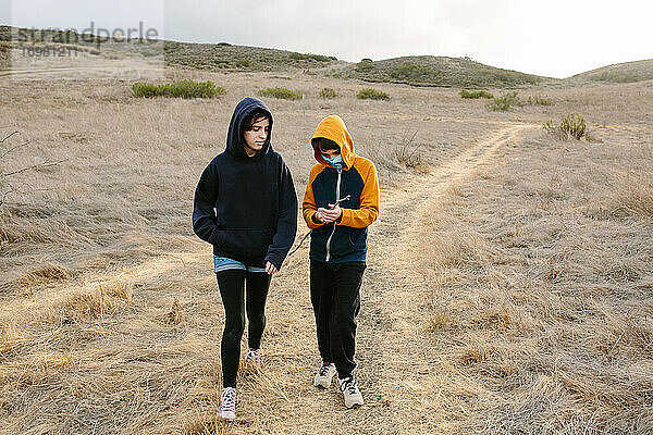 Schwester und Bruder wandern auf einem Wanderweg in Südkalifornien
