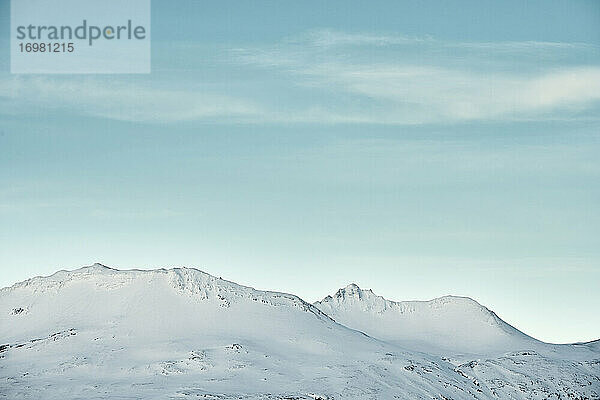 Verschneite Berge vor blauem Himmel