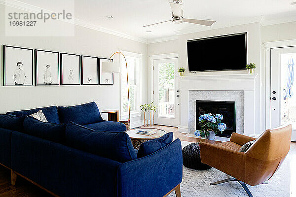 Licht hell luftig Innenraum Familie Zimmer Interieur Haus mit blauen Sofa