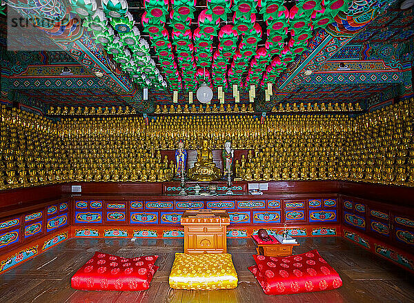 Gebetsraum im Inneren eines buddhistischen Tempels in Korea
