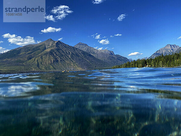 Ein Blick auf den Wasserstand des Lake McDonald im Glacier National Park  MT.