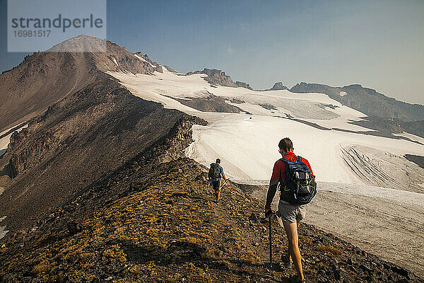 Zwei Wanderer klettern zum Gipfel des Glacier Peak in Washington.