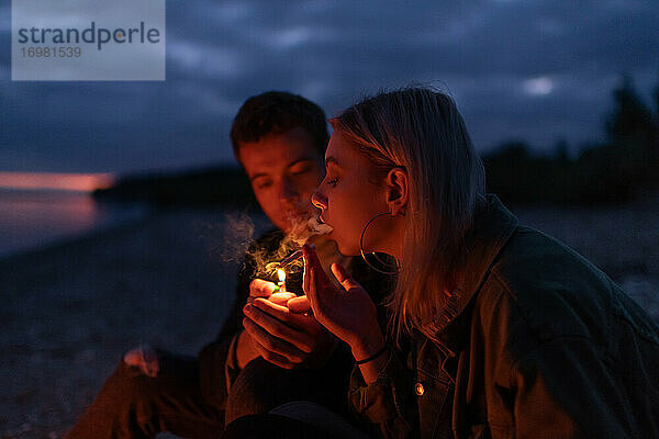 Paar beleuchtet gemeinsam nachts in der Natur